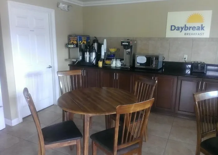 Days By Wyndham East 2*