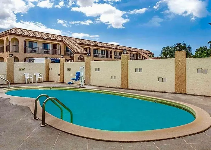 Days By Wyndham East Motel Kingman